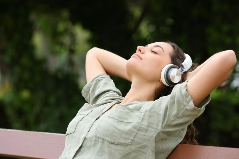 HypnoNatal® grossesse : femme enceinte détendue en séance d’hypnose pendant la grossesse